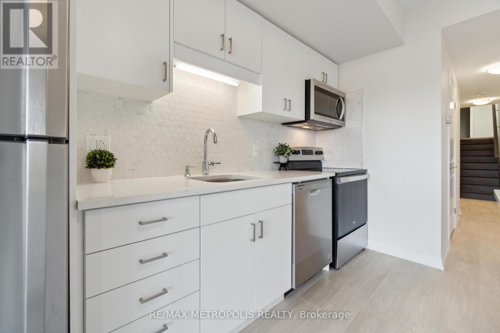 27 - 15 Stauffer Woods Trail, Kitchener, ON - Indoor Photo Showing Kitchen With Upgraded Kitchen