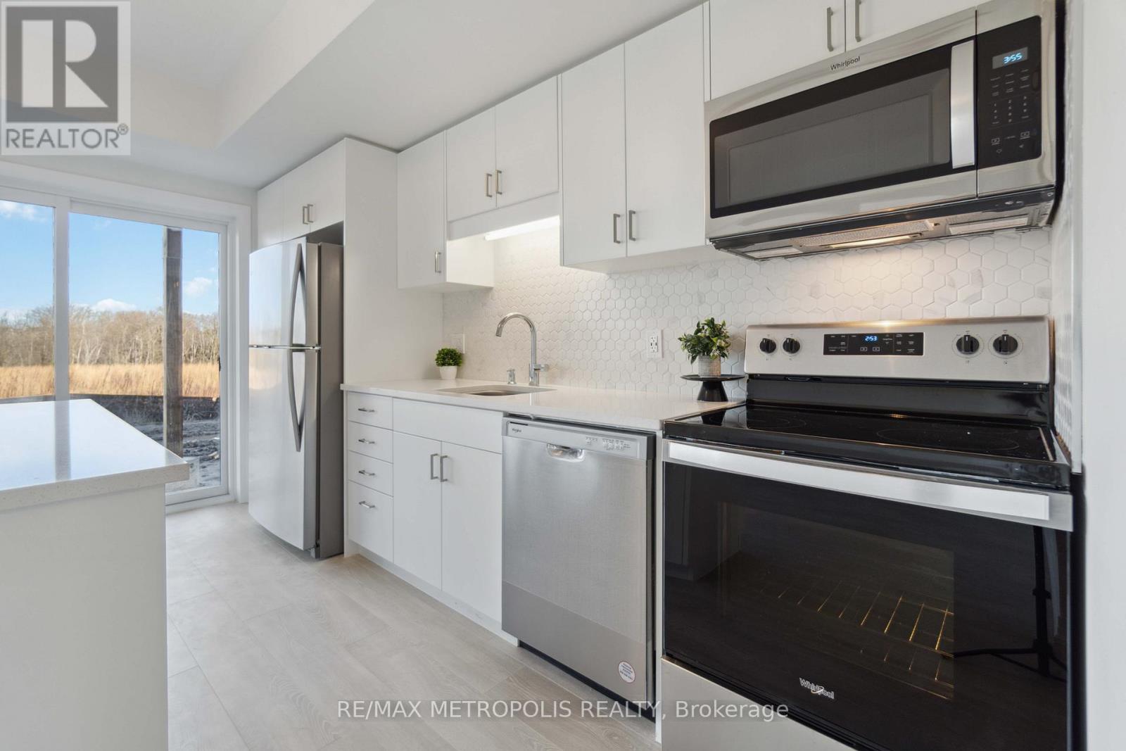 27 - 15 Stauffer Woods Trail, Kitchener, ON - Indoor Photo Showing Kitchen With Upgraded Kitchen