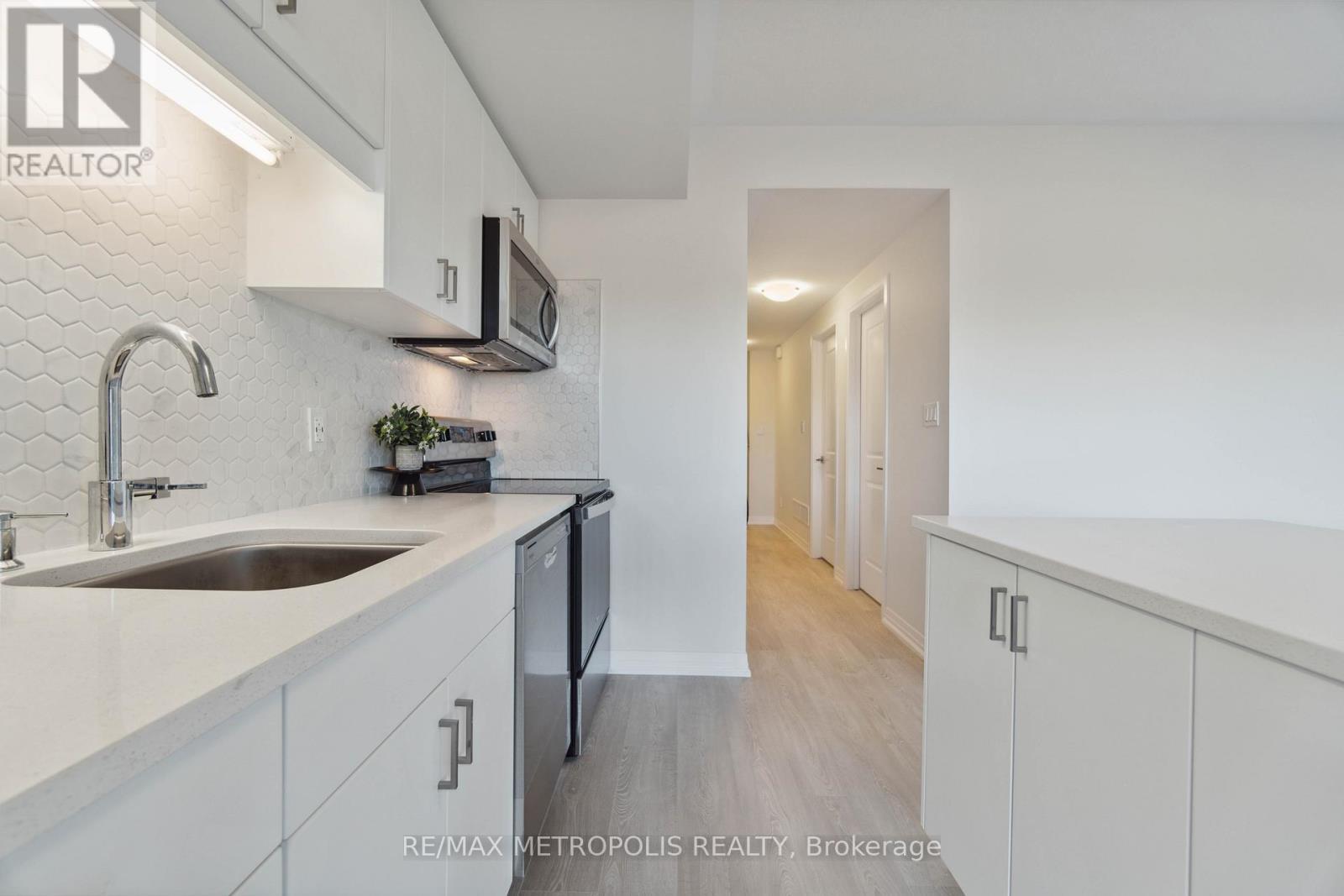 27 - 15 Stauffer Woods Trail, Kitchener, ON - Indoor Photo Showing Kitchen With Upgraded Kitchen
