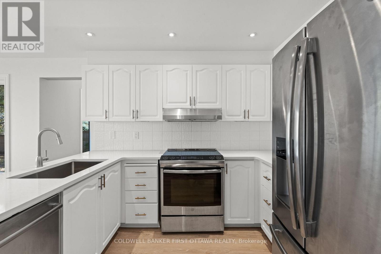 1645 Des Ravins Place, Ottawa, ON - Indoor Photo Showing Kitchen With Upgraded Kitchen