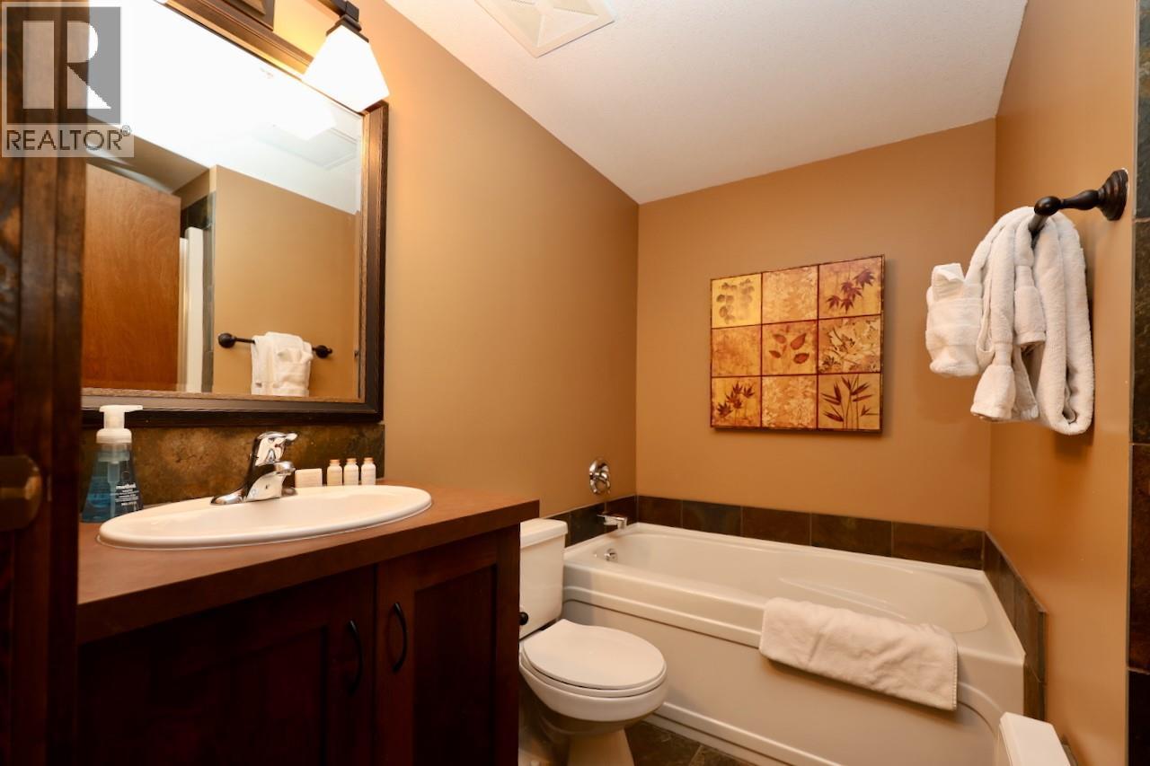 1549 Kicking Horse Trail Unit# 415 (A&B), Golden, BC - Indoor Photo Showing Bathroom