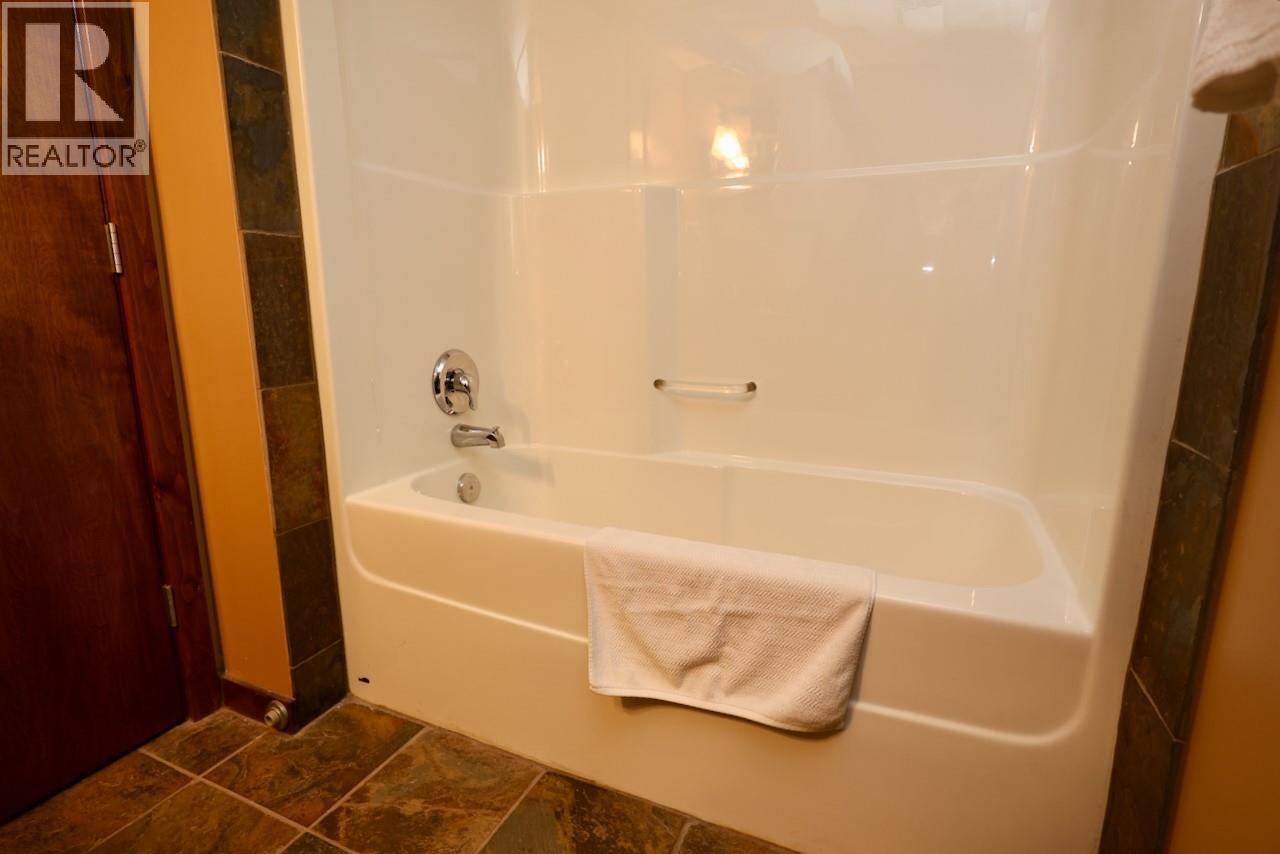 1549 Kicking Horse Trail Unit# 415 (A&B), Golden, BC - Indoor Photo Showing Bathroom