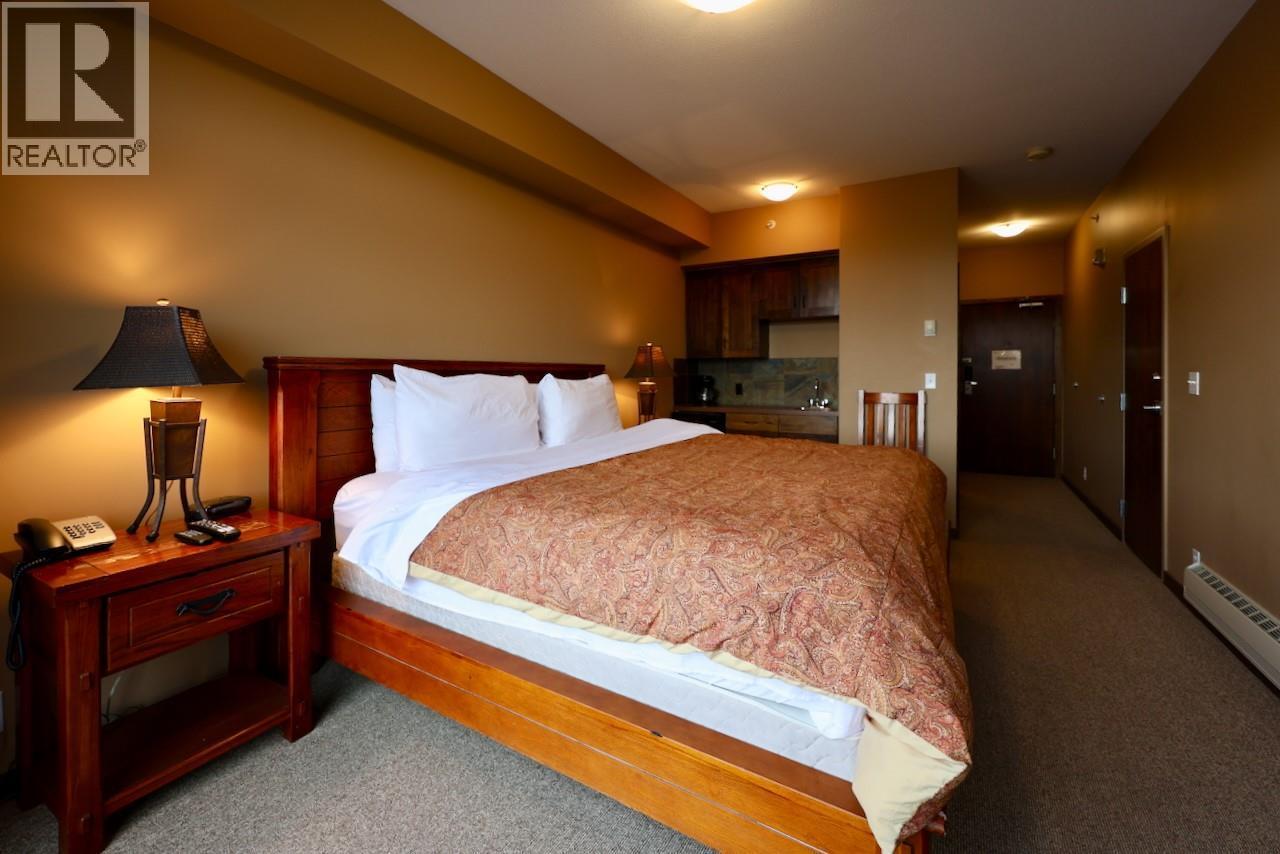 1549 Kicking Horse Trail Unit# 415 (A&B), Golden, BC - Indoor Photo Showing Bedroom