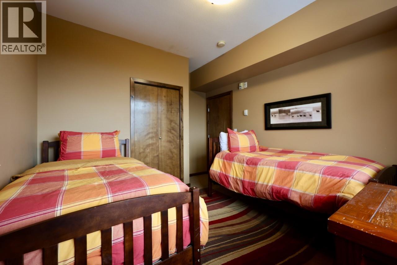 1549 Kicking Horse Trail Unit# 415 (A&B), Golden, BC - Indoor Photo Showing Bedroom