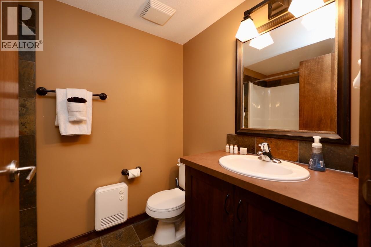 1549 Kicking Horse Trail Unit# 415 (A&B), Golden, BC - Indoor Photo Showing Bathroom