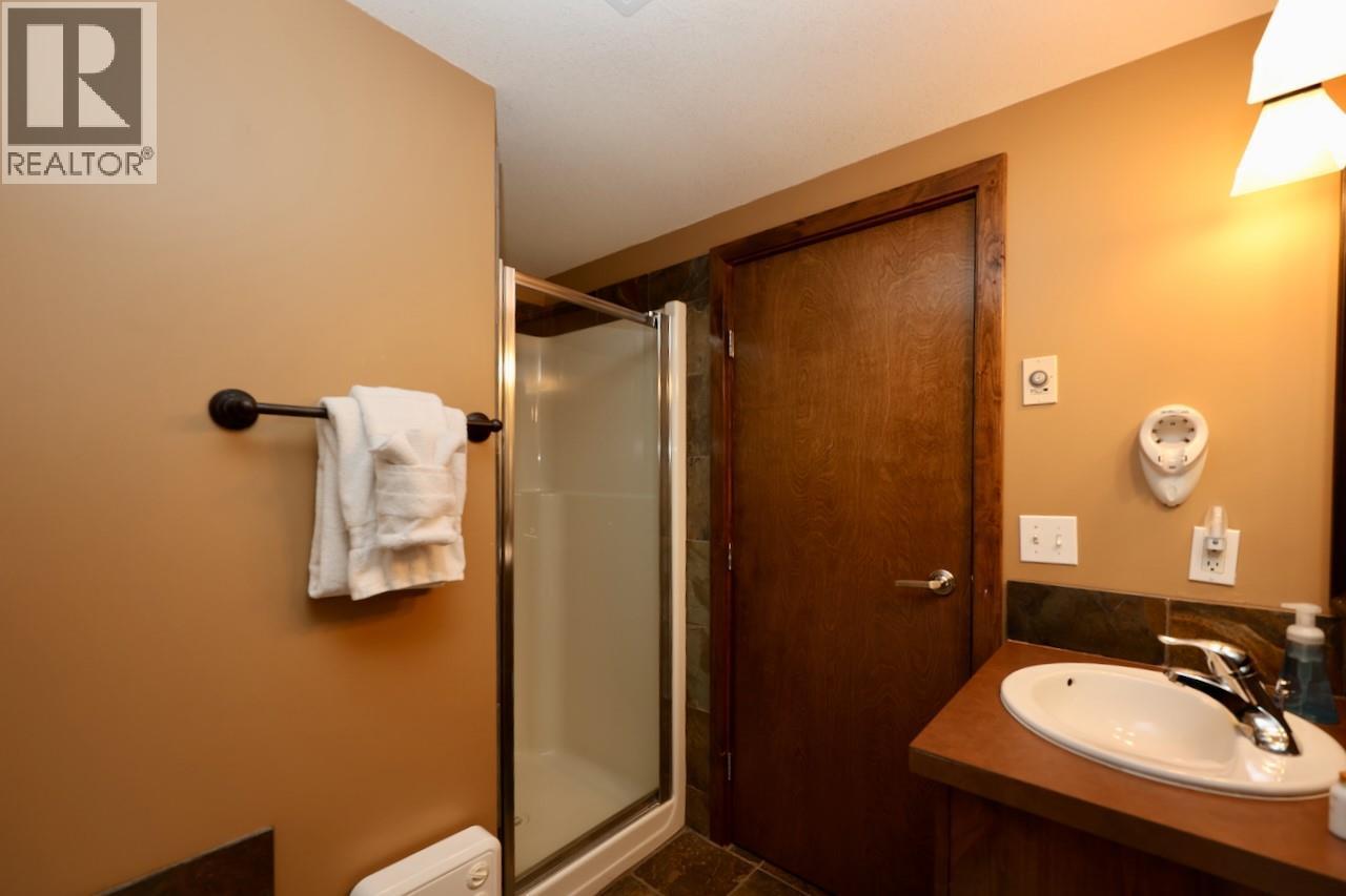 1549 Kicking Horse Trail Unit# 415 (A&B), Golden, BC - Indoor Photo Showing Bathroom