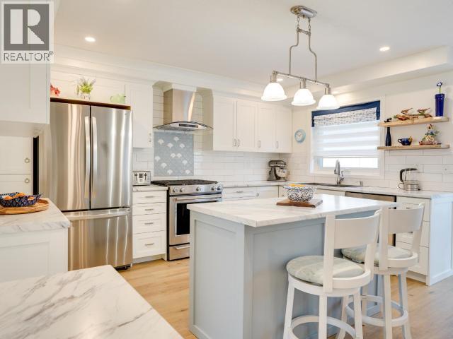 4750 Redonda Ave, Powell River, BC - Indoor Photo Showing Kitchen With Stainless Steel Kitchen With Upgraded Kitchen
