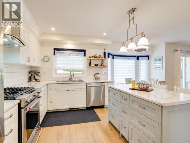 4750 Redonda Ave, Powell River, BC - Indoor Photo Showing Kitchen With Stainless Steel Kitchen With Upgraded Kitchen