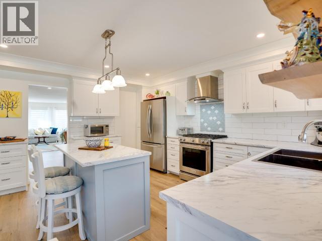 4750 Redonda Ave, Powell River, BC - Indoor Photo Showing Kitchen With Stainless Steel Kitchen With Double Sink With Upgraded Kitchen