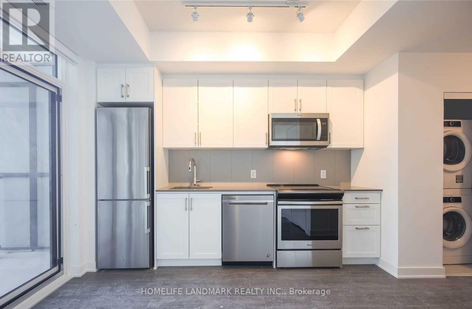 681 Yong Street, Barrie, ON - Indoor Photo Showing Kitchen With Stainless Steel Kitchen