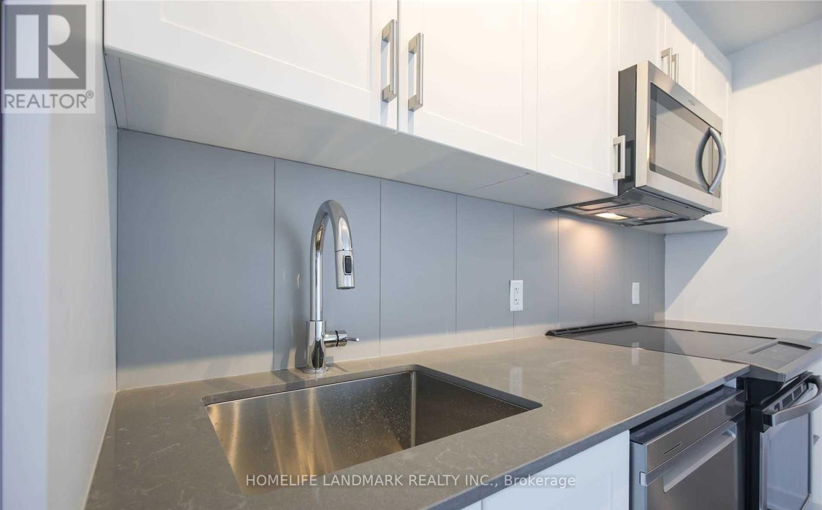 681 Yong Street, Barrie, ON - Indoor Photo Showing Kitchen