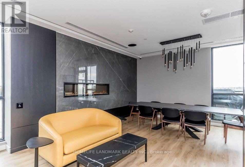 681 Yong Street, Barrie, ON - Indoor Photo Showing Living Room