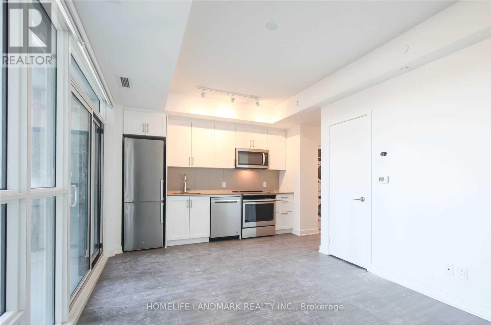 681 Yong Street, Barrie, ON - Indoor Photo Showing Kitchen With Stainless Steel Kitchen