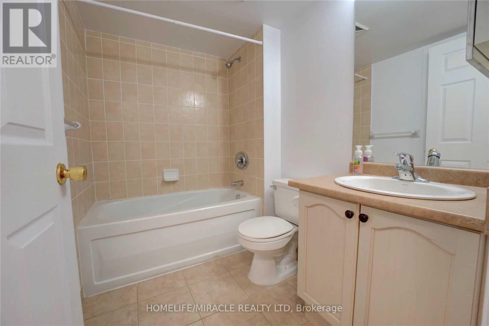 1509 - 30 Grand Trunk Crescent, Toronto, ON - Indoor Photo Showing Bathroom