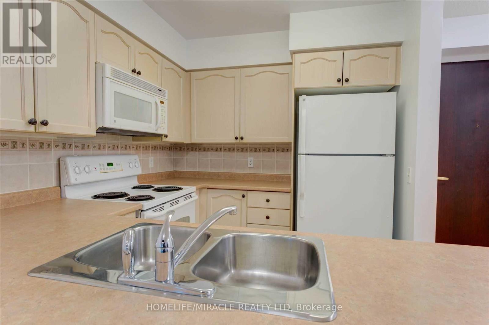 1509 - 30 Grand Trunk Crescent, Toronto, ON - Indoor Photo Showing Kitchen With Double Sink