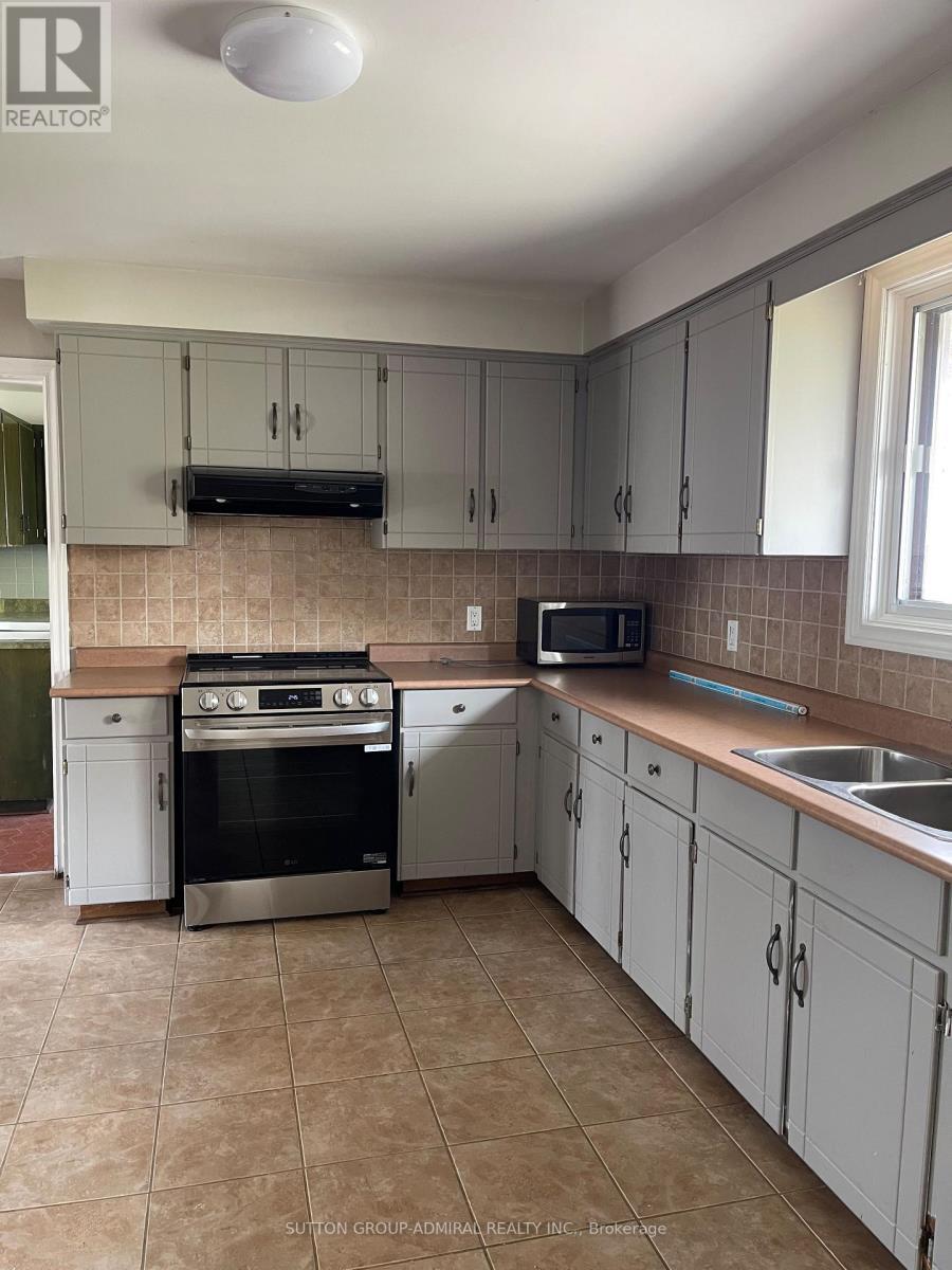 10623 Clarkway Drive, Brampton, ON - Indoor Photo Showing Kitchen With Double Sink
