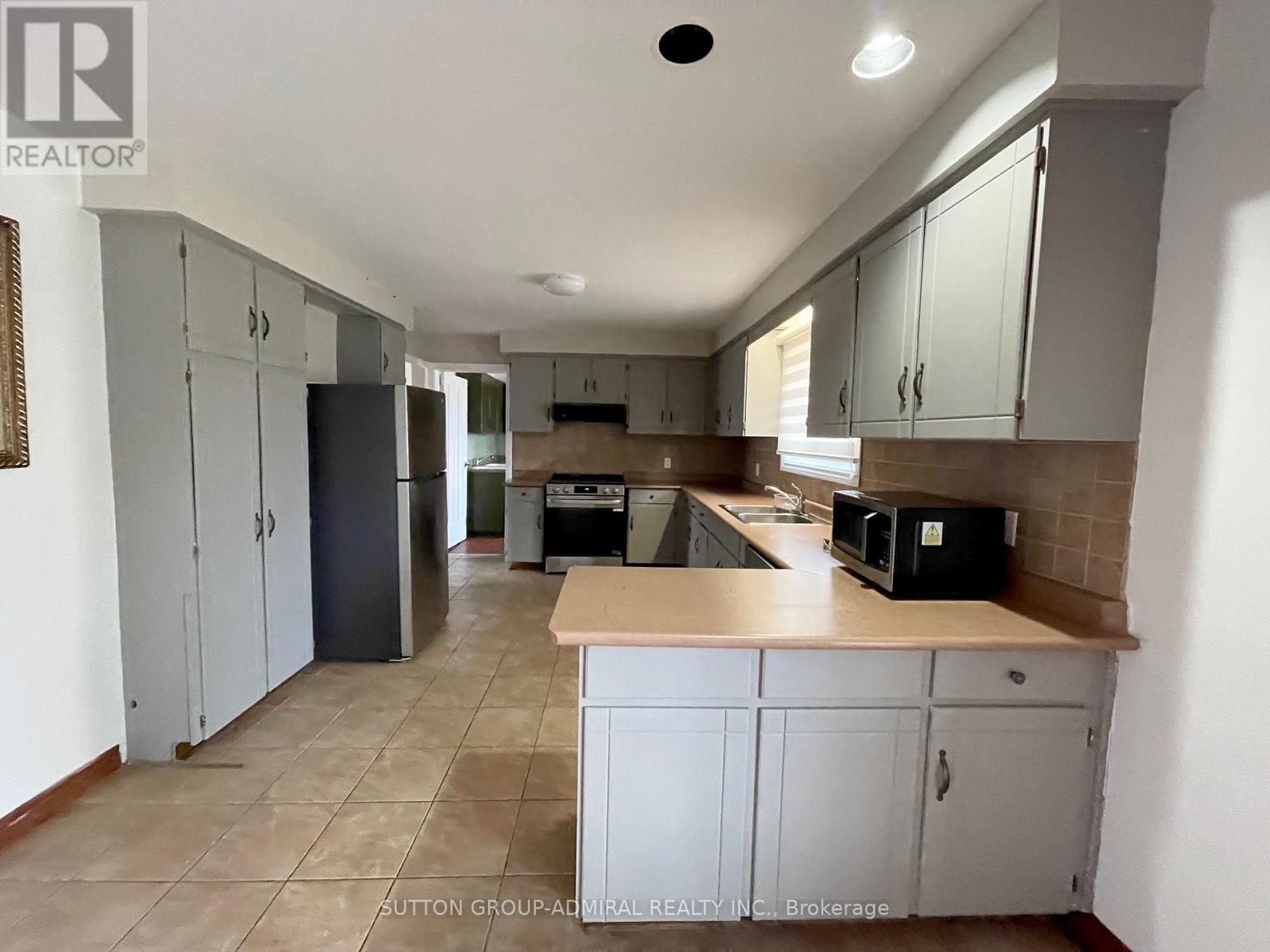 10623 Clarkway Drive, Brampton, ON - Indoor Photo Showing Kitchen