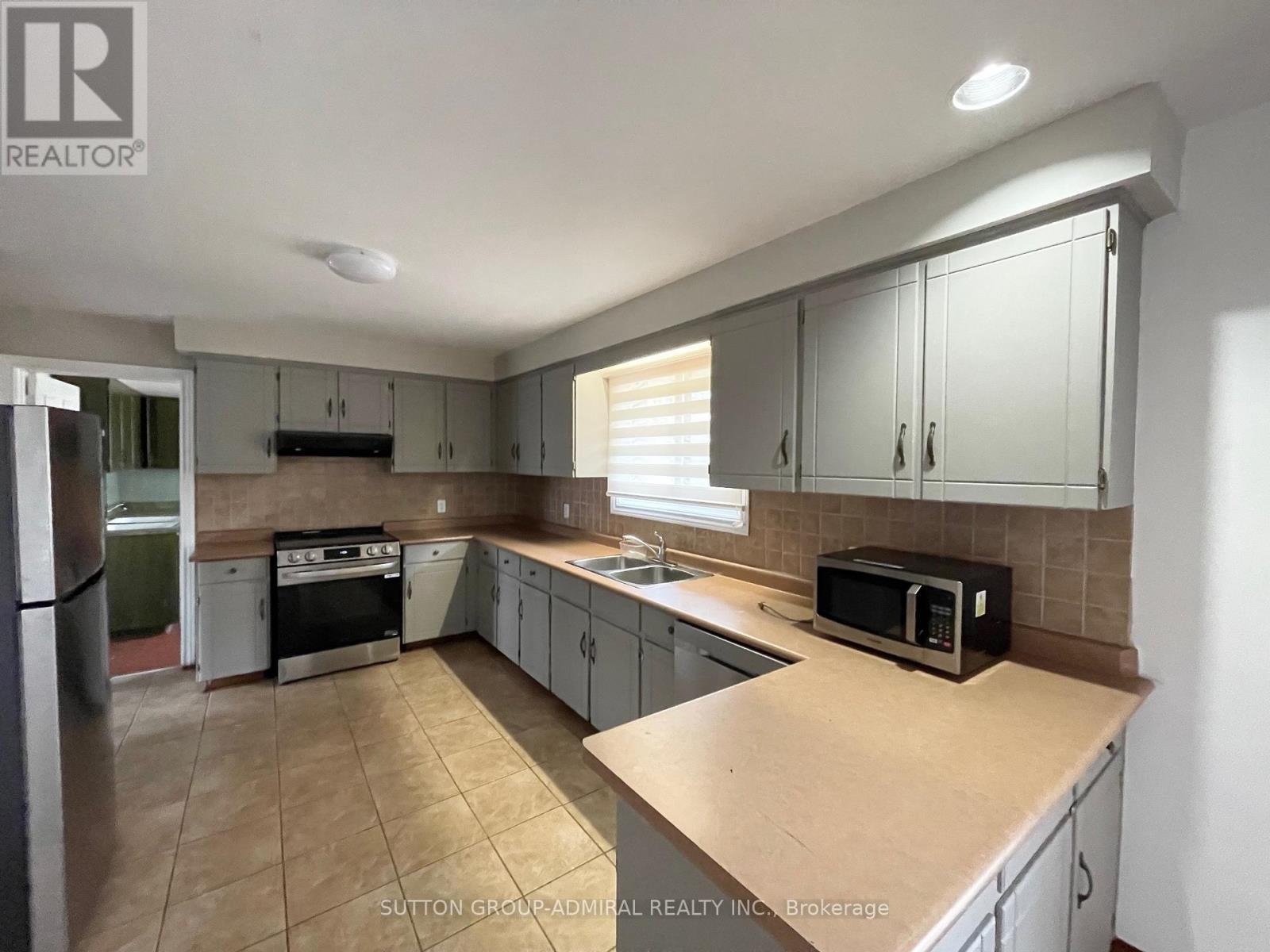 10623 Clarkway Drive, Brampton, ON - Indoor Photo Showing Kitchen With Double Sink