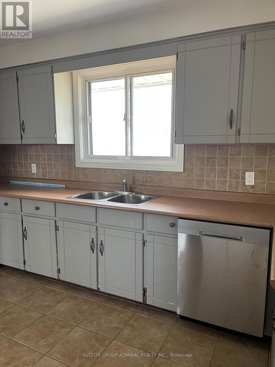 10623 Clarkway Drive, Brampton, ON - Indoor Photo Showing Kitchen With Double Sink