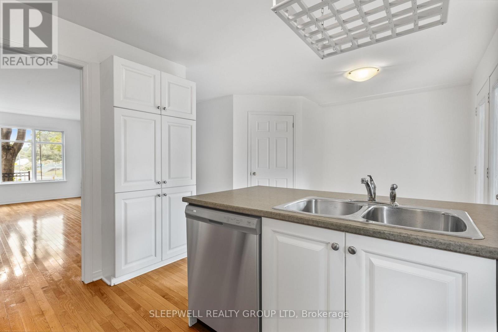 209 Hopewell Avenue, Ottawa, ON - Indoor Photo Showing Kitchen With Double Sink