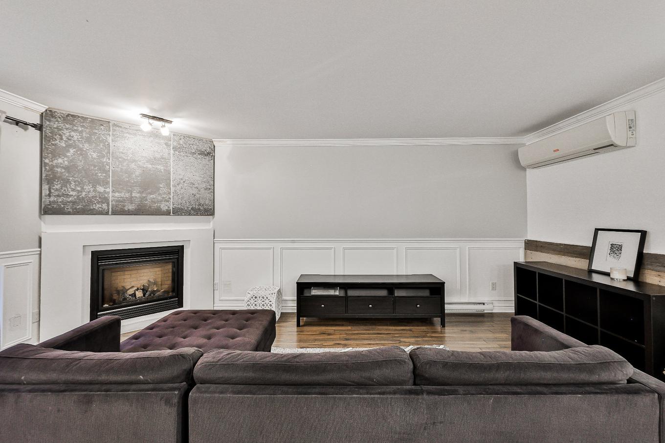 Living room - 103-2405 Rue Versailles, Mascouche, QC - Indoor Photo Showing Living Room With Fireplace