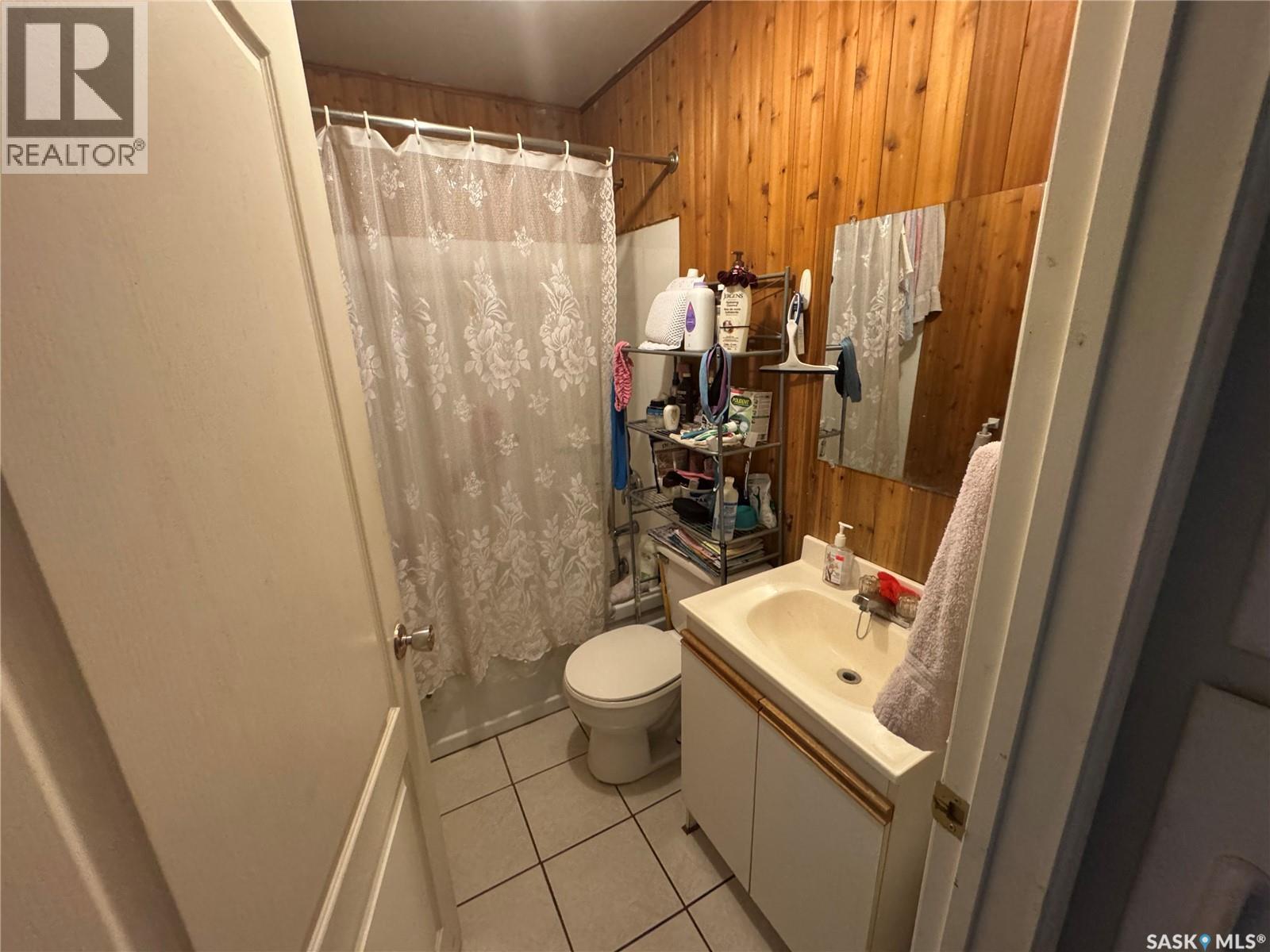 421 Mckenzie Street, Outlook, SK - Indoor Photo Showing Bathroom