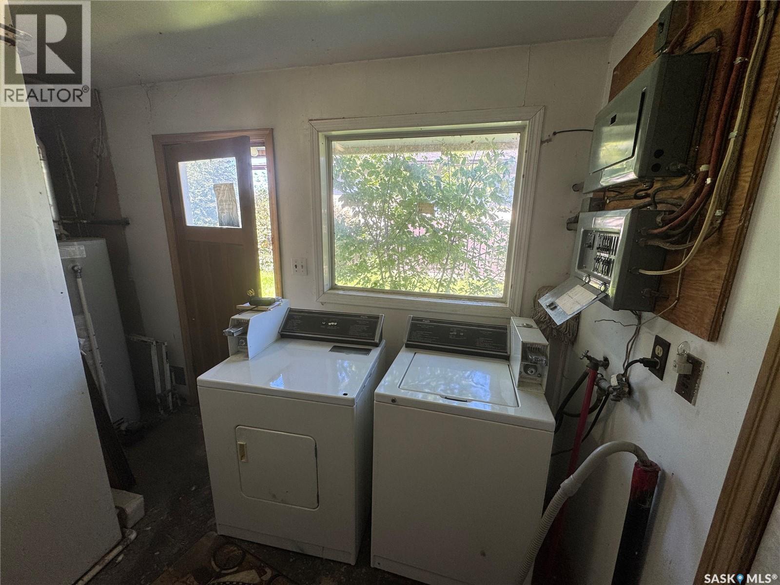 421 Mckenzie Street, Outlook, SK - Indoor Photo Showing Laundry Room