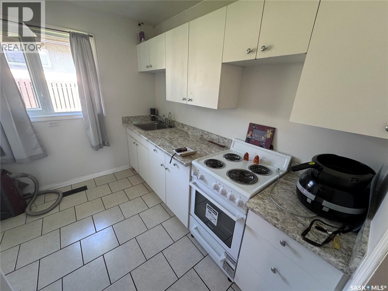 421 Mckenzie Street, Outlook, SK - Indoor Photo Showing Kitchen