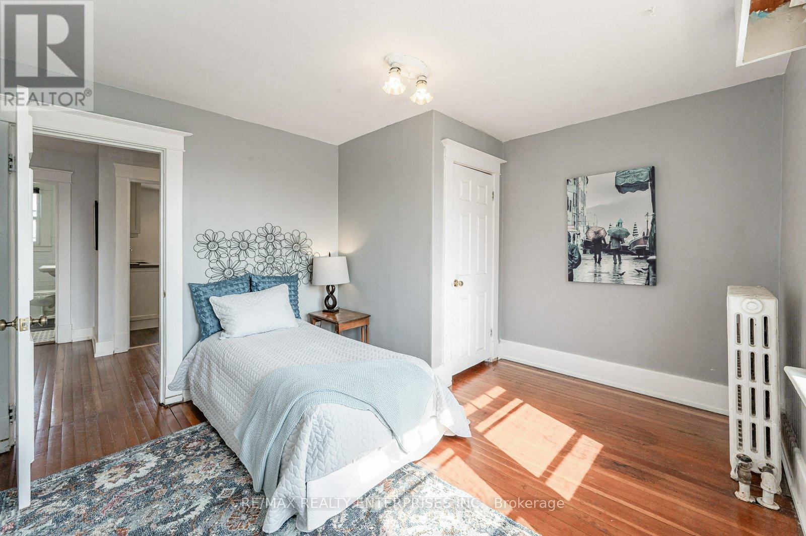 2 - 293 Dundas Street E, Hamilton, ON - Indoor Photo Showing Bedroom