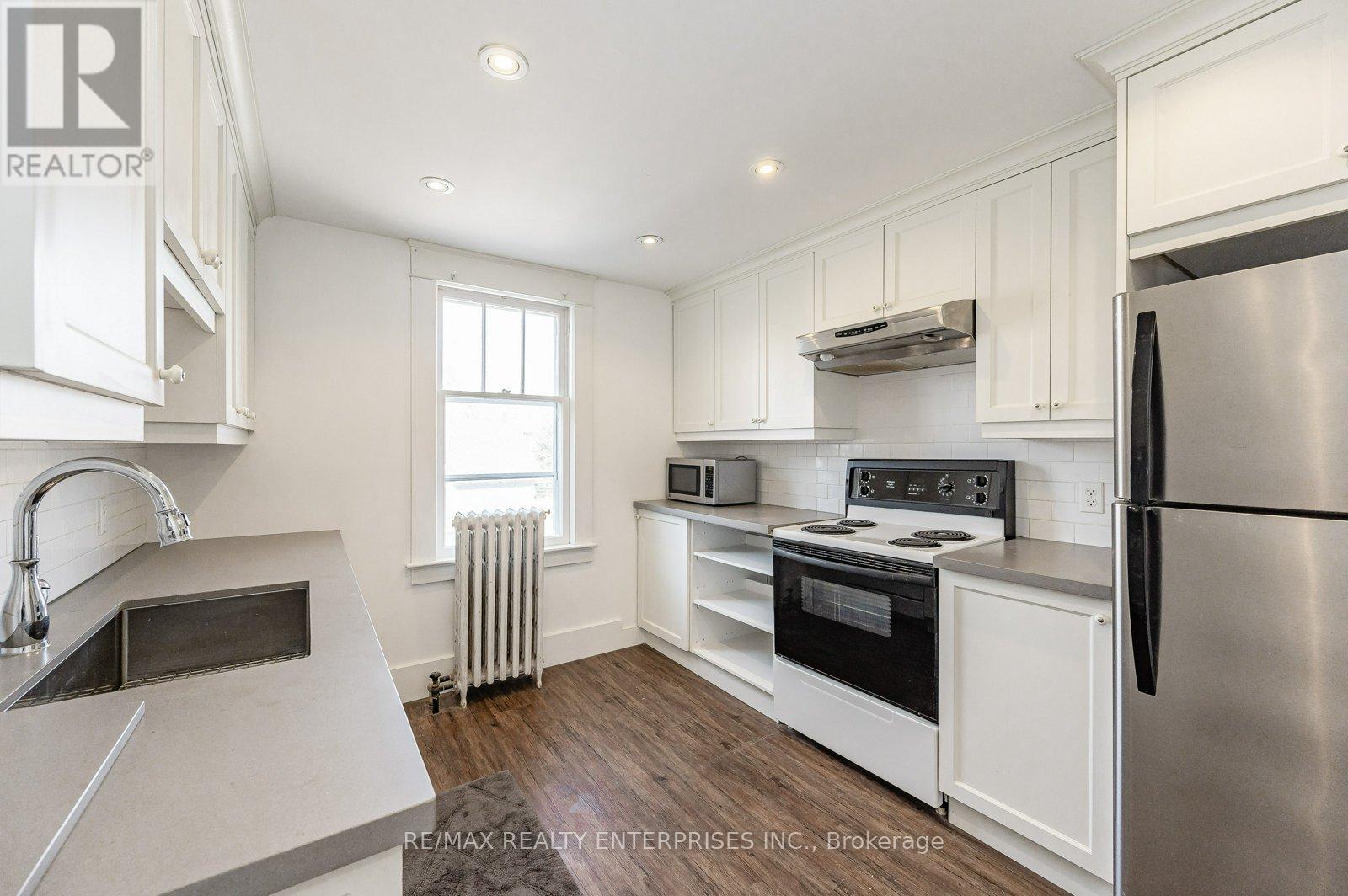 2 - 293 Dundas Street E, Hamilton, ON - Indoor Photo Showing Kitchen