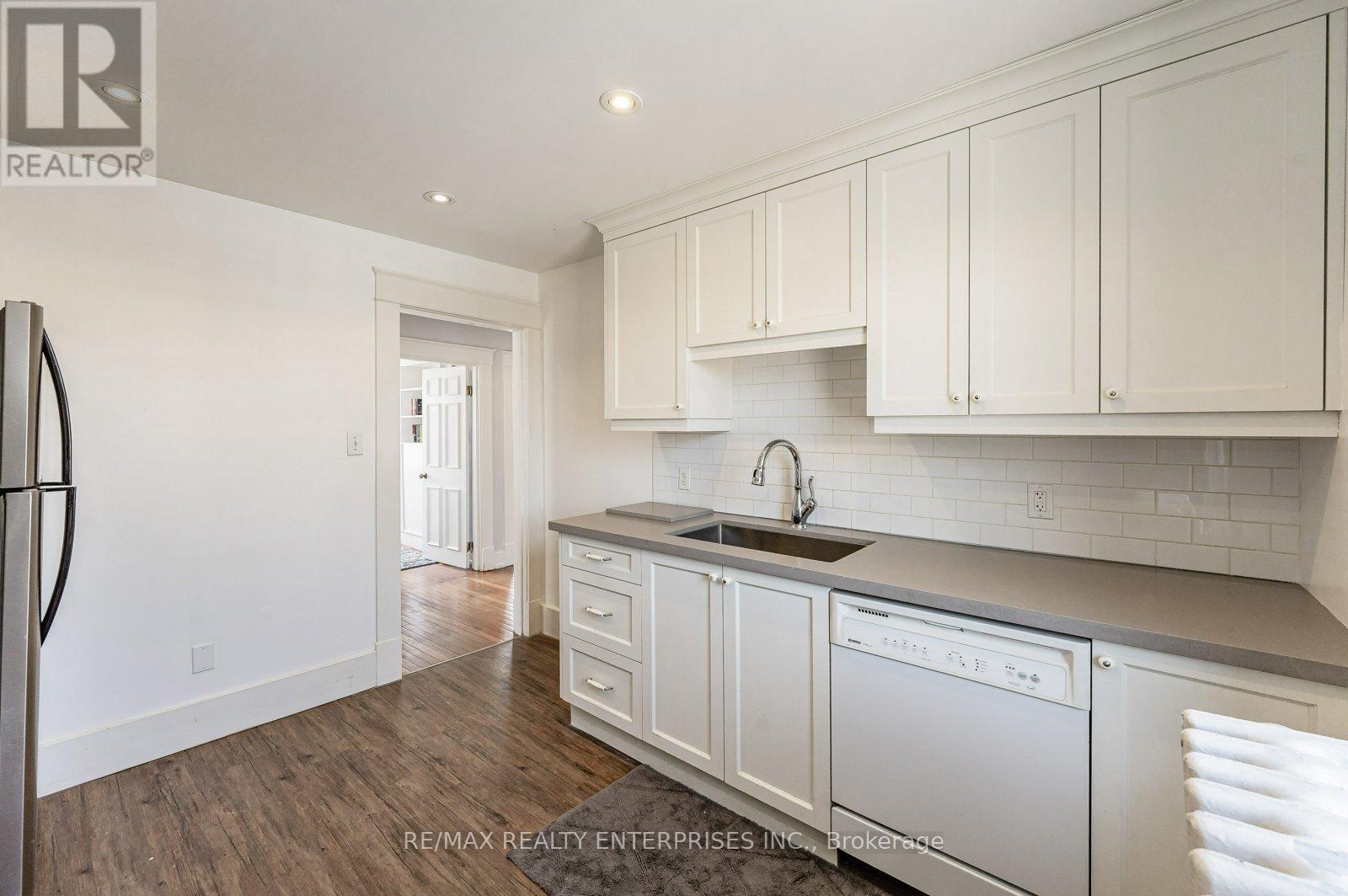 2 - 293 Dundas Street E, Hamilton, ON - Indoor Photo Showing Kitchen