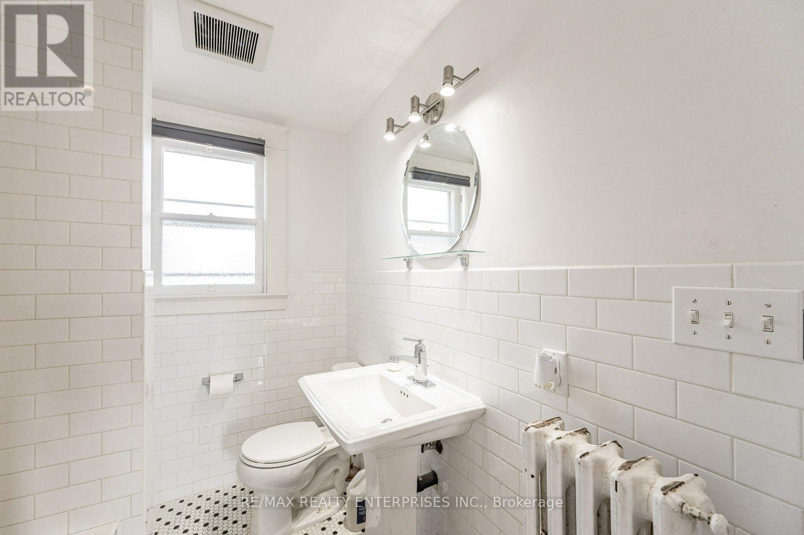 2 - 293 Dundas Street E, Hamilton, ON - Indoor Photo Showing Bathroom