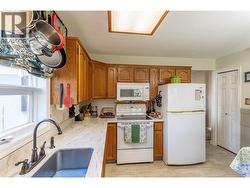 KITCHEN - Newer Appliances -