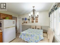 KITCHEN - Nice natural & chandelier lighting -