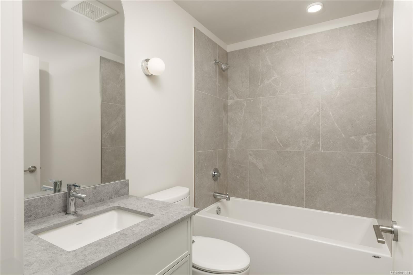 210-629 Speed Ave, Victoria, BC - Indoor Photo Showing Bathroom