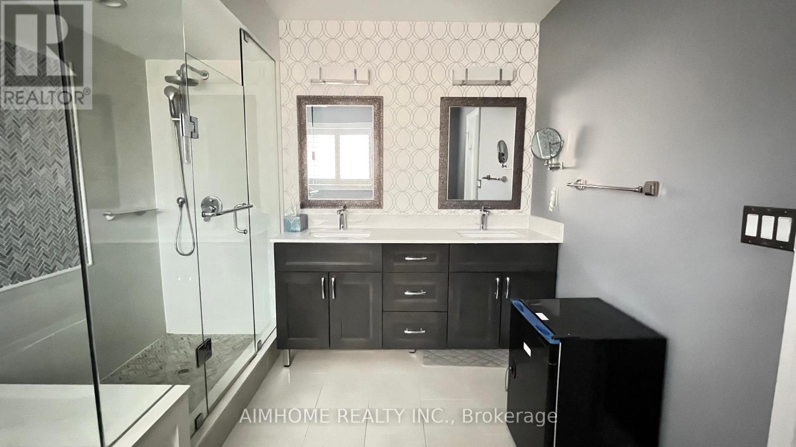 Main And Upper - 881 Knotty Pine Grove, Mississauga, ON - Indoor Photo Showing Bathroom