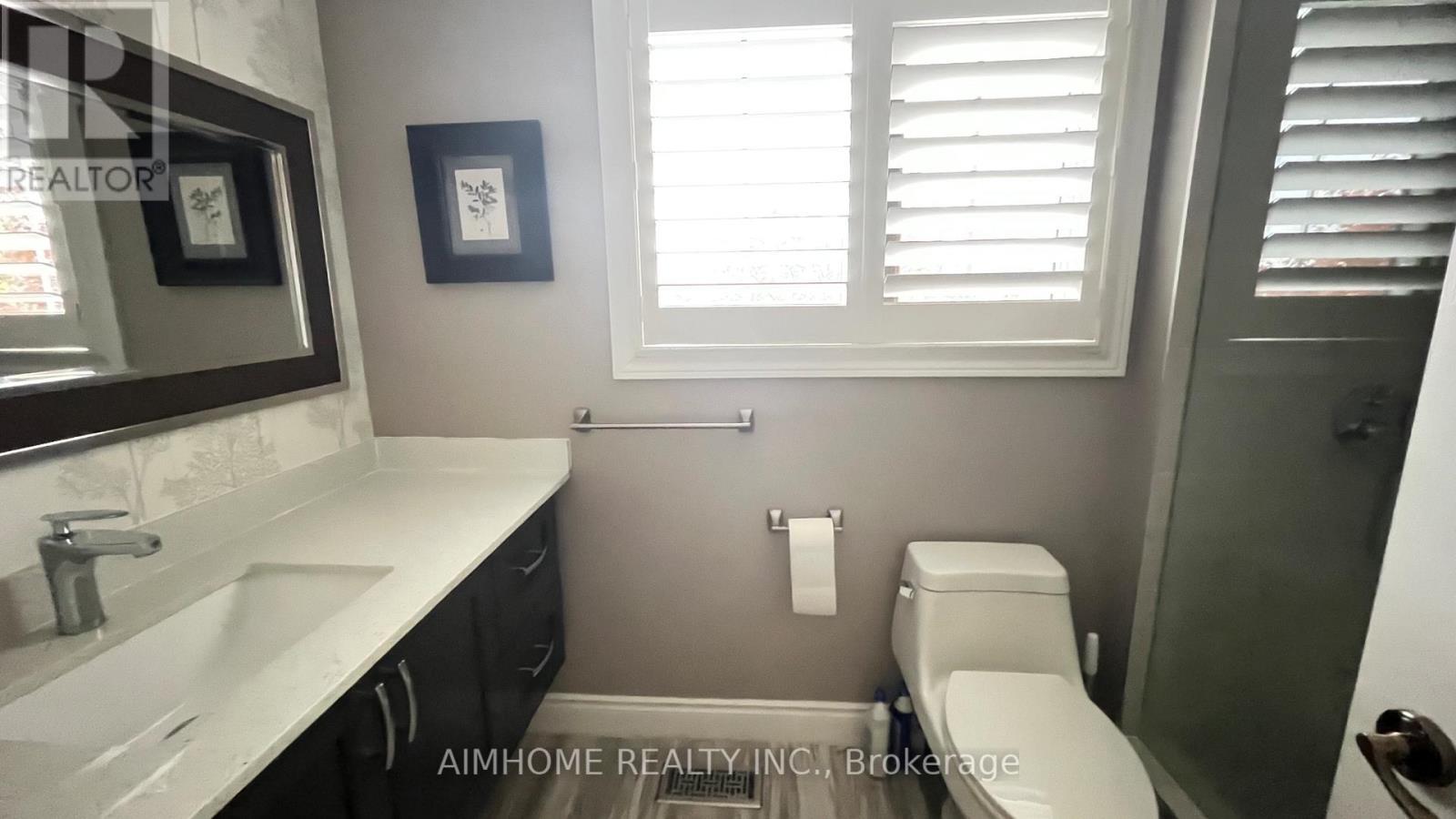 Main And Upper - 881 Knotty Pine Grove, Mississauga, ON - Indoor Photo Showing Bathroom