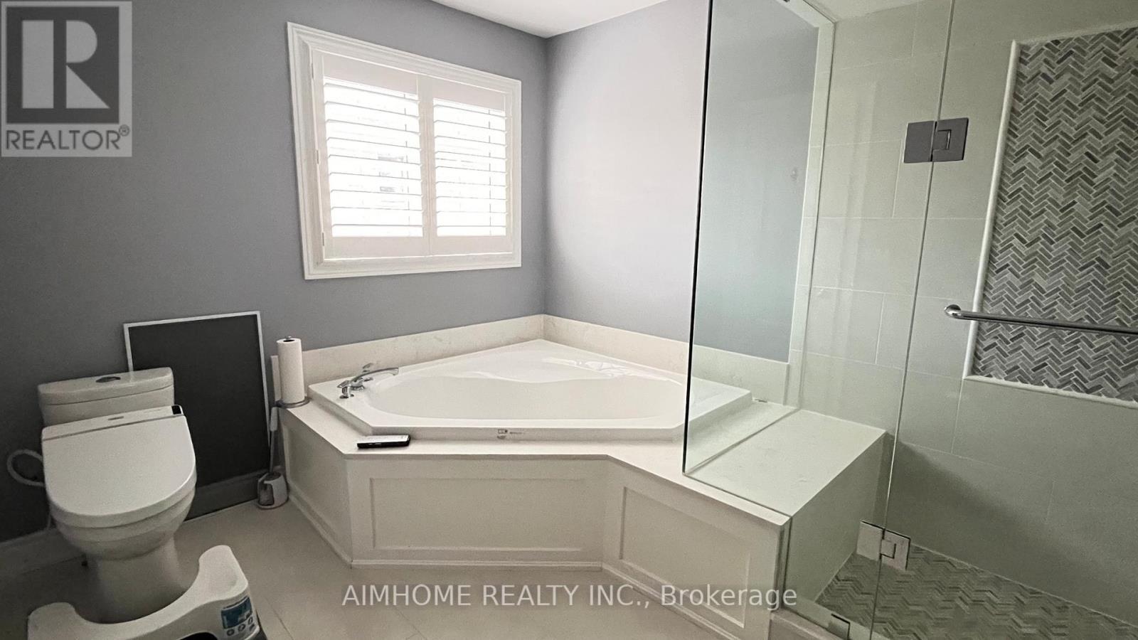 Main And Upper - 881 Knotty Pine Grove, Mississauga, ON - Indoor Photo Showing Bathroom