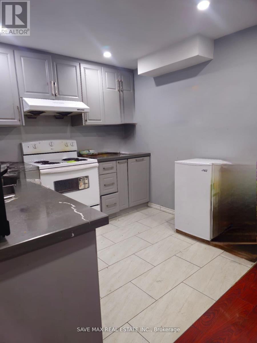 17 Tregate Crescent, Brampton, ON - Indoor Photo Showing Kitchen