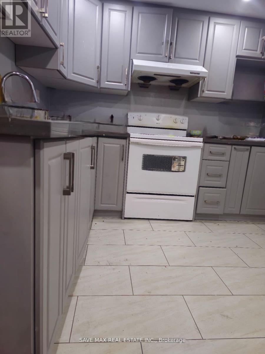 17 Tregate Crescent, Brampton, ON - Indoor Photo Showing Kitchen