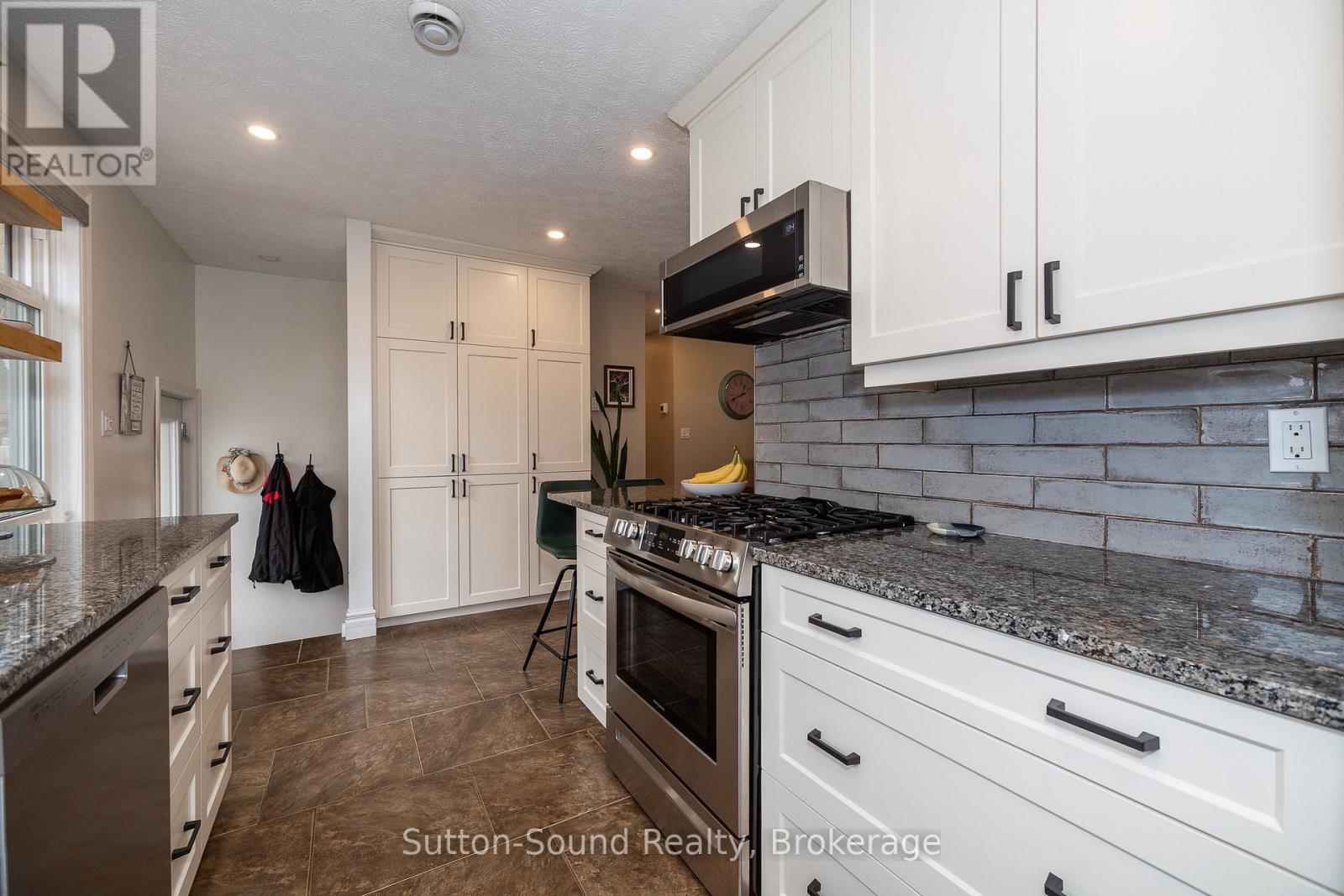 1160 12Th Street E, Owen Sound, ON - Indoor Photo Showing Kitchen With Upgraded Kitchen