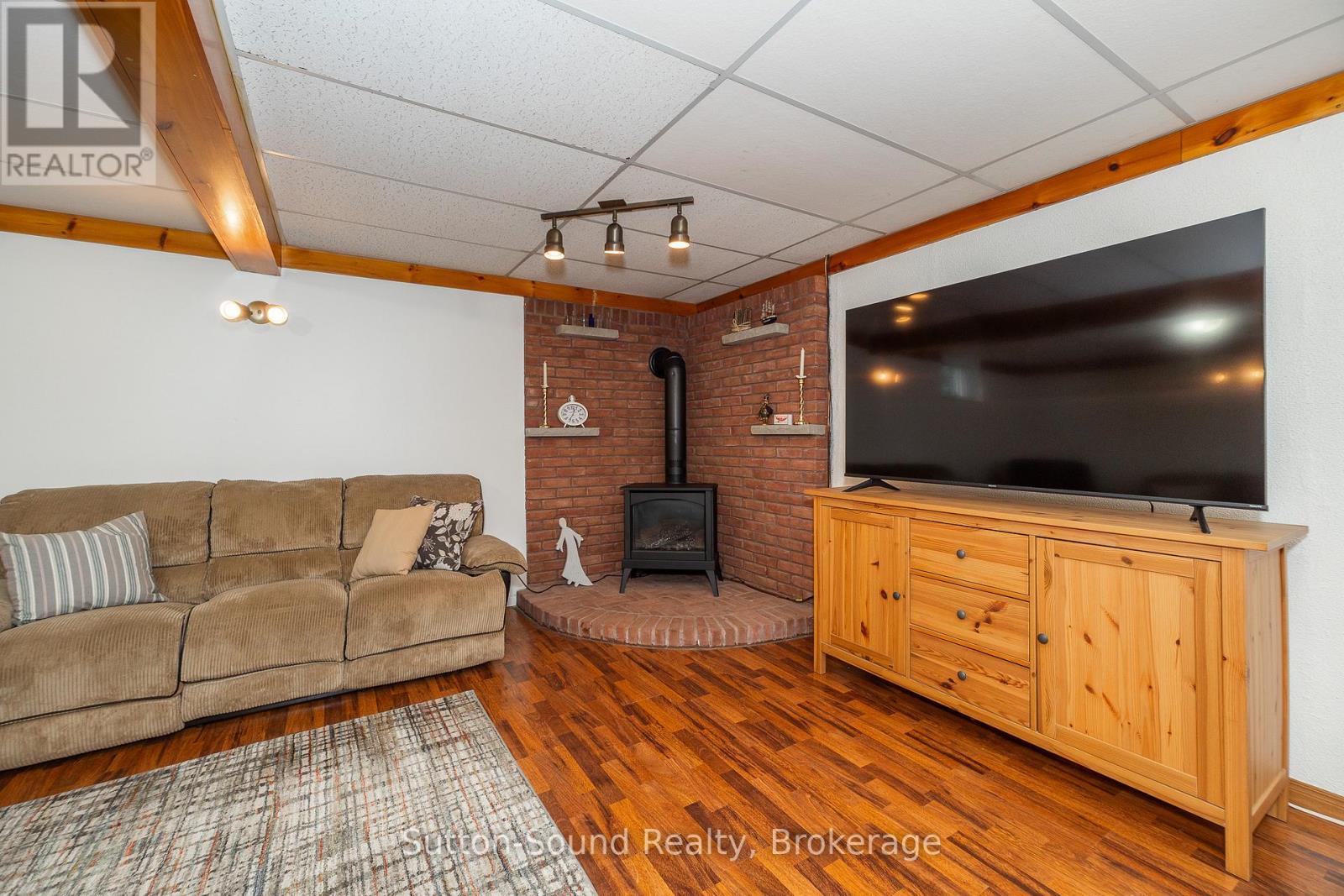 1160 12Th Street E, Owen Sound, ON - Indoor Photo Showing Living Room With Fireplace