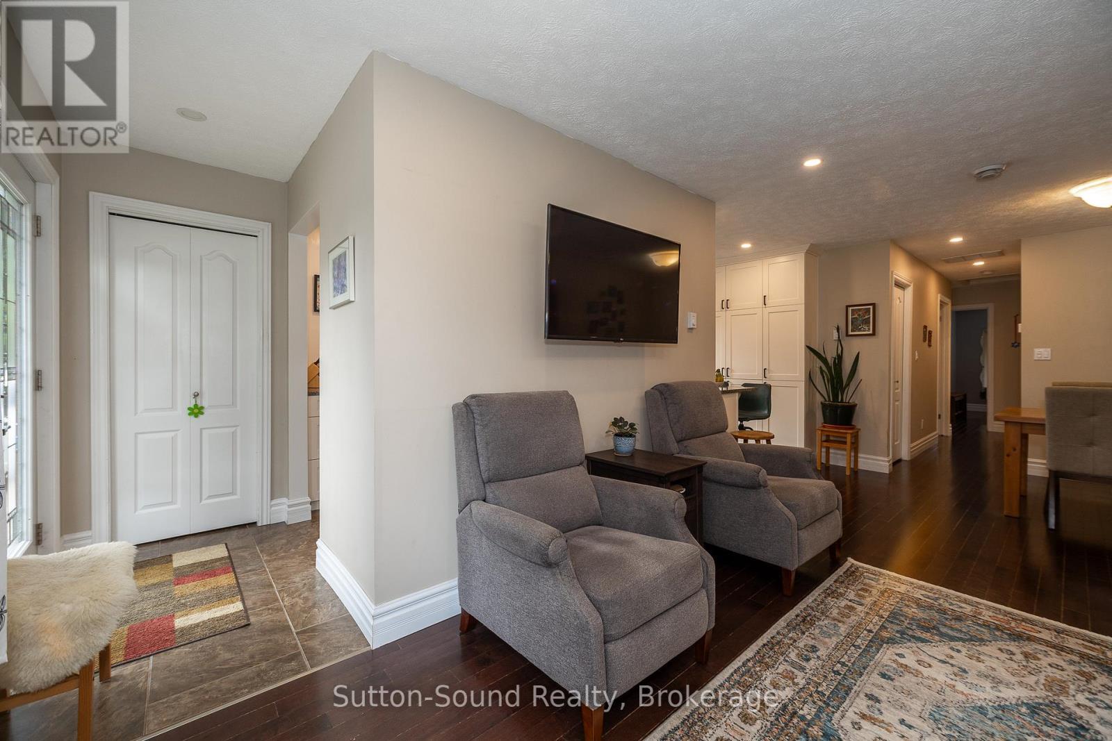 1160 12Th Street E, Owen Sound, ON - Indoor Photo Showing Living Room