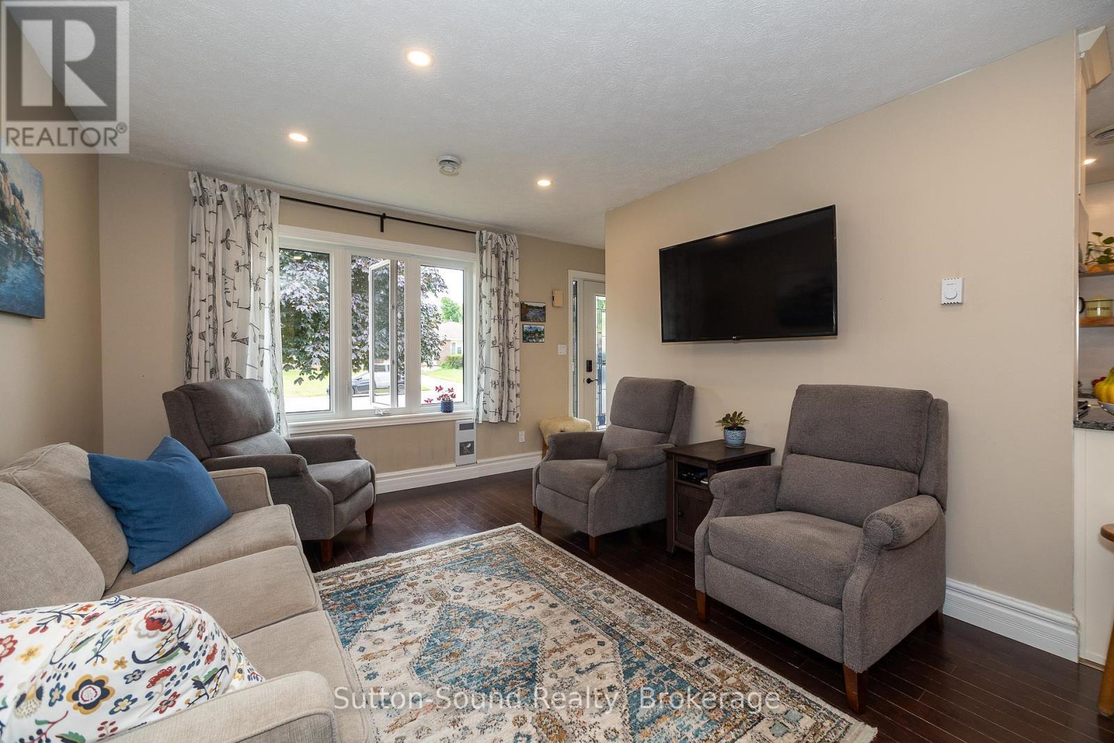1160 12Th Street E, Owen Sound, ON - Indoor Photo Showing Living Room