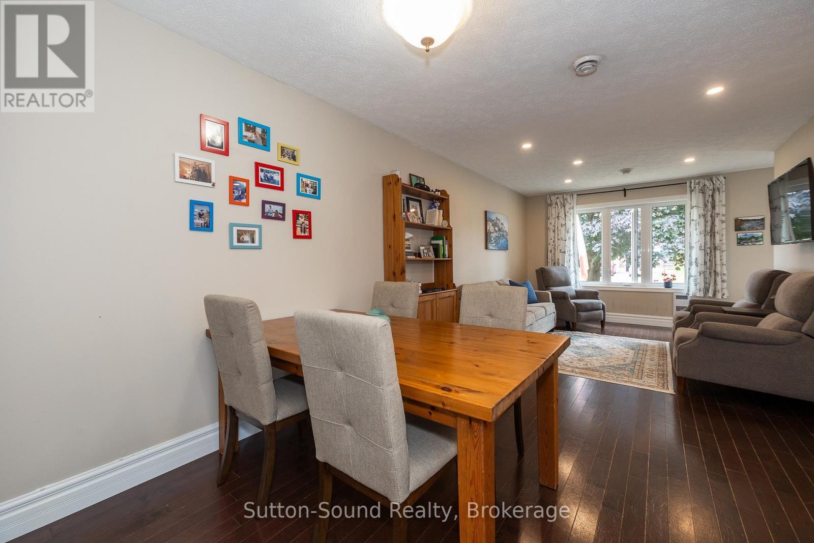 1160 12Th Street E, Owen Sound, ON - Indoor Photo Showing Living Room