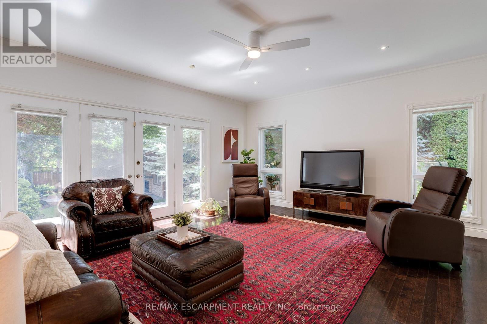 106 Appleby Place, Burlington, ON - Indoor Photo Showing Living Room