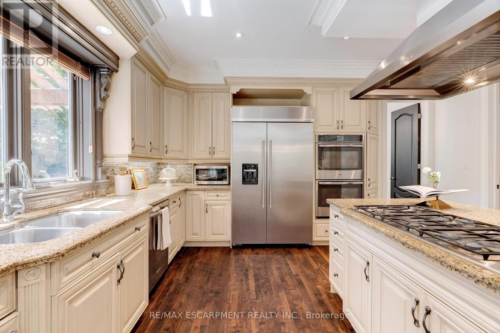 106 Appleby Place, Burlington, ON - Indoor Photo Showing Kitchen With Double Sink