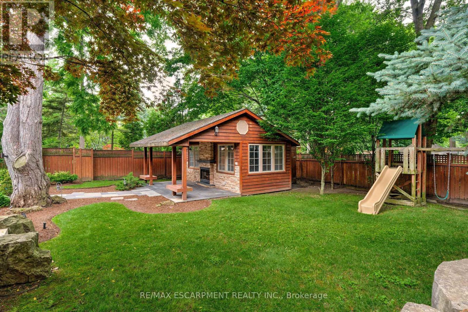 106 Appleby Place, Burlington, ON - Outdoor With Backyard