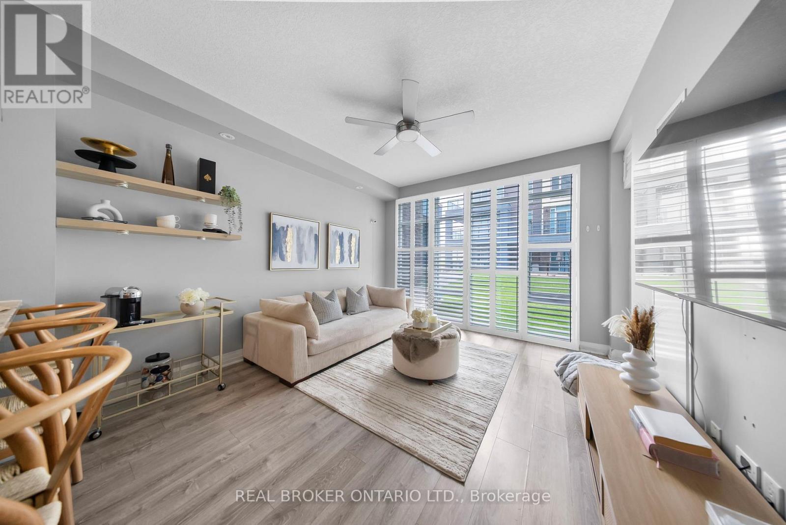 110 - 10 Concord Place W, Grimsby, ON - Indoor Photo Showing Living Room