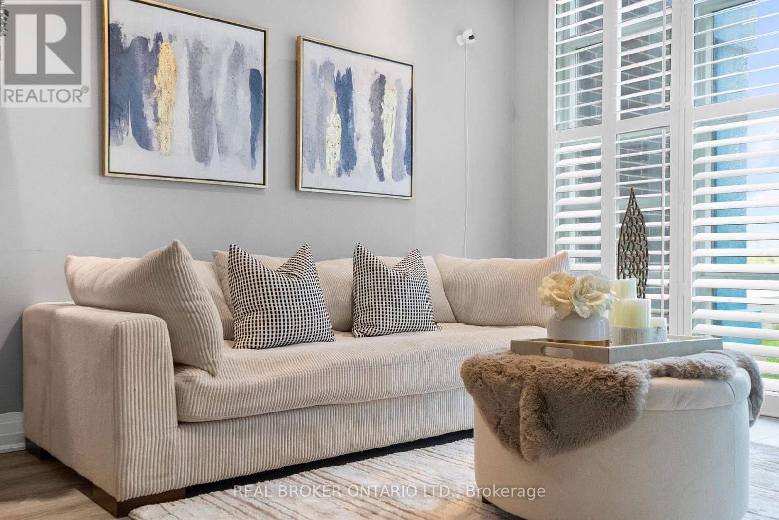 110 - 10 Concord Place W, Grimsby, ON - Indoor Photo Showing Living Room